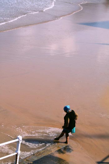 el tacto del agua en la playa de san Lorenzo