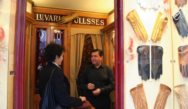 Sofía con Carlos Carvalho, el propietario de la tienda de guantes Ulisses