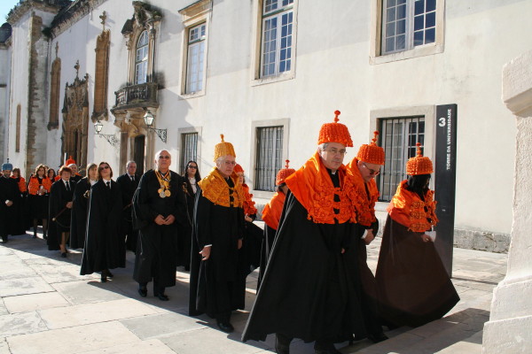 el doctor Luís Alcoforado en una solemne ceremonia de la Universidad de Coimbra