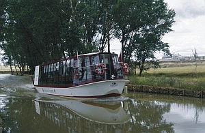 El Antonio de Ulloa surcando el Canal