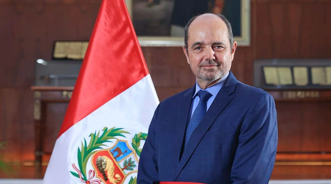 Perú ministro Helguero